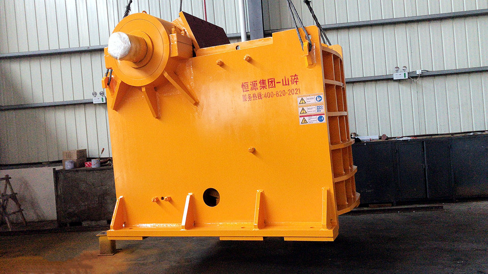 PE750*1060顎式破碎機(jī)吊裝中